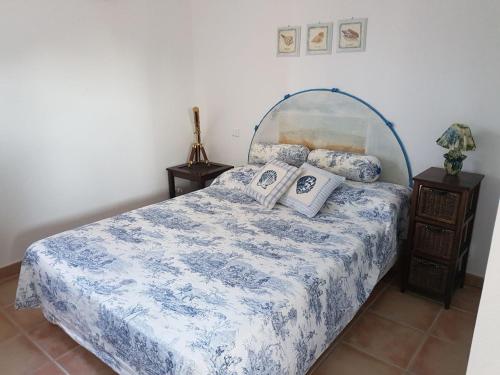 维琪奥港VILLA LES NACRES A 400 MT DAL MARE的卧室配有蓝色和白色的床和枕头