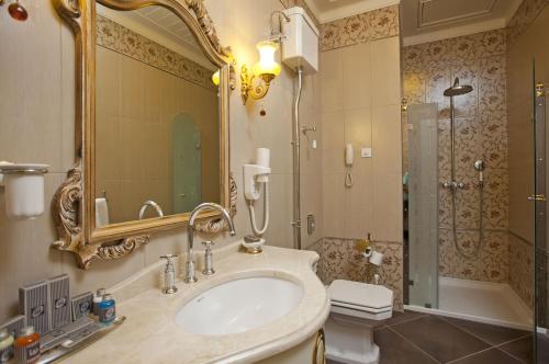 Gokcedere利玛克温泉精品酒店的一间带水槽和淋浴的浴室