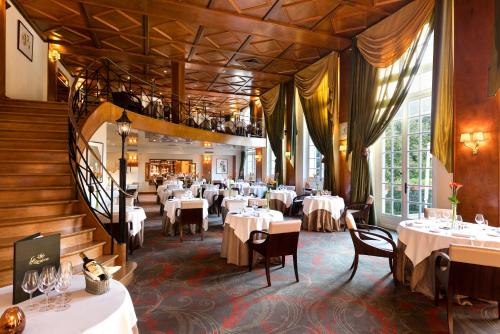 古维约蒙维拉尔杰城堡酒店的一间设有白色桌椅的用餐室