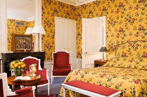阿姆博斯舒瓦瑟尔酒店的卧室配有一张床和一张桌子及椅子