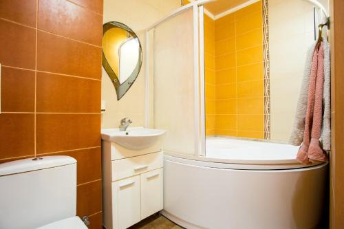 尼古拉耶夫2-komnatnaia kvartira v tsentre的浴室配有卫生间、盥洗盆和淋浴。