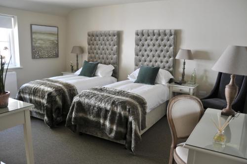 Babcary红狮宾馆的酒店客房设有两张床和一张桌子。