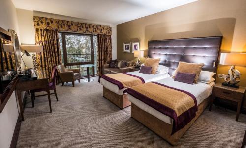 牛顿梅恩斯公园乡村俱乐部酒店的酒店客房配有两张床和一张书桌