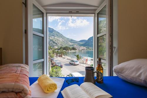 科托尔Montenegro Hostel 4U的海景客房 - 带蓝色桌子