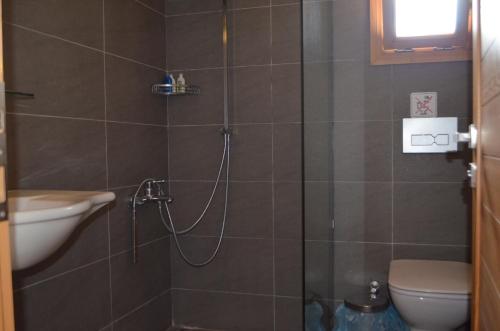 格克切达镇Son Vapur Butik Otel的带淋浴、卫生间和盥洗盆的浴室