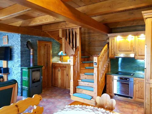 布兰斯科Chalupa u Macochy的小木屋内的厨房设有螺旋楼梯