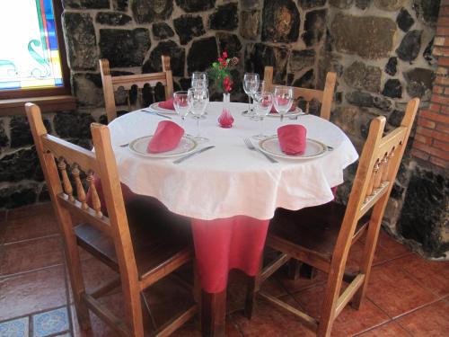 GibajaCasa Pardo的一张桌子,上面有白色的桌布和酒杯