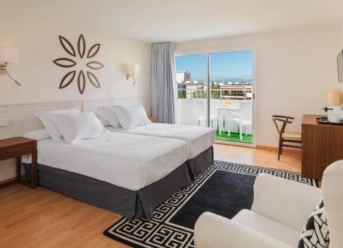 萨洛H10德芬酒店-仅限成人入住的酒店客房设有一张床和一个阳台。