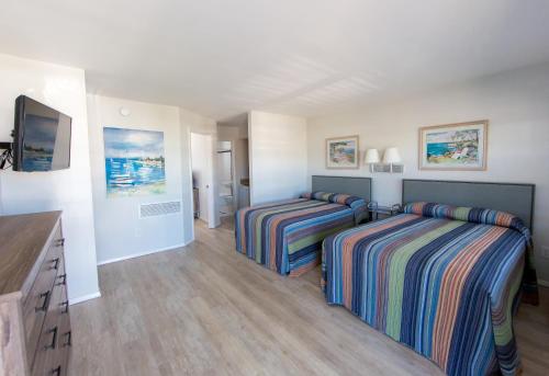 五月岬郡南风汽车旅馆的一间卧室配有两张床和电视。