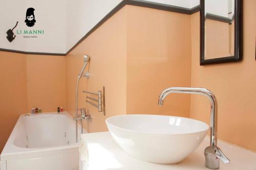 AggiusLocanda Li Manni的浴室配有白色水槽和浴缸。