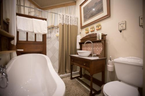 肯普顿帕克Schoon Huis Manor的带浴缸、卫生间和盥洗盆的浴室