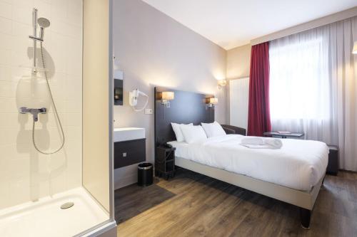 布鲁塞尔Best Budget Rooms的酒店客房配有一张床和淋浴