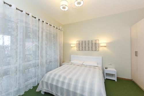 帕兰加维拉莱维塔酒店的白色的卧室设有床和窗户
