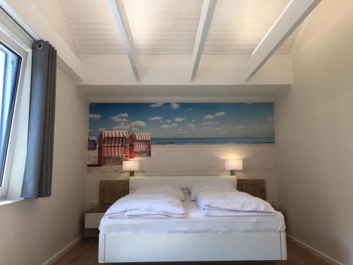 博尔滕哈根Strandhaus Seeperle的一间卧室配有一张带海洋绘画的床