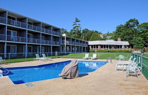Northeast Harbor金博尔露台汽车旅馆的大楼前设有游泳池的酒店