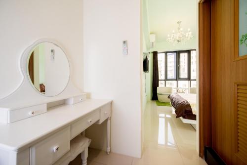 高雄蔚宿佳塩的白色的浴室设有梳妆台和镜子