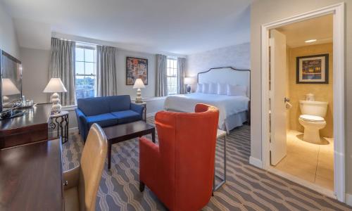 华盛顿乔治敦酒店的酒店客房设有一间带一张床和一张书桌的卧室