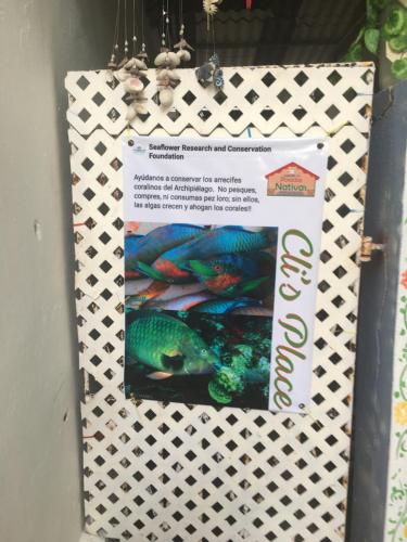圣安德烈斯Cli´s Place Posada Nativa的墙上的海报,上面有鱼的照片