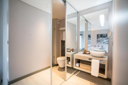 波哥大Hotel CityFlats的一间带水槽和镜子的浴室