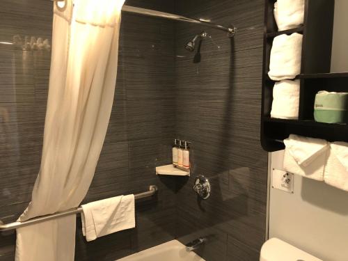 蒙特利太平洋酒店 的一间浴室