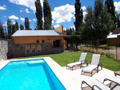 马拉圭柯隆山林小屋的一座带游泳池和房子的别墅