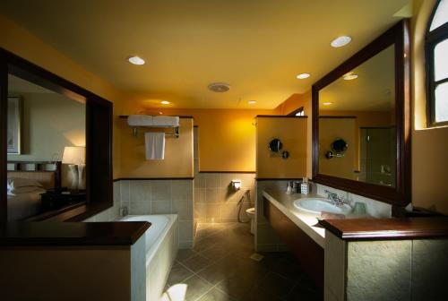 珍南海滩兰卡威卡萨德尔玛尔度假酒店的带浴缸、卫生间和盥洗盆的浴室