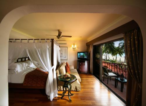 珍南海滩兰卡威卡萨德尔玛尔度假酒店的一间卧室设有一张床和一个阳台