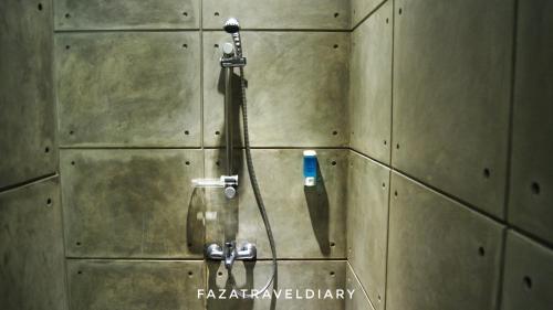 雅加达FLAT06 cipete的墙上的淋浴,牙刷