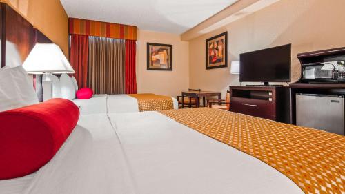 贝斯特韦斯特普拉斯环球旅馆客房内的一张或多张床位