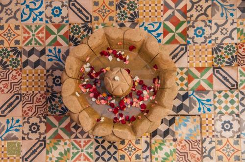拉巴特Riad Jbara的地板上挂着花圈的桌子