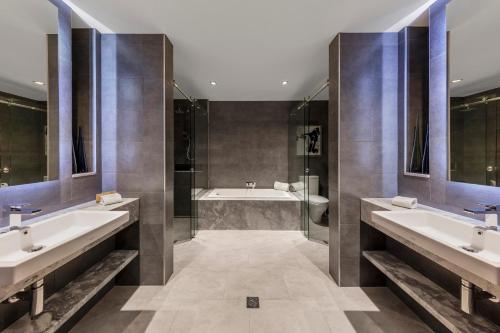 布里斯班甘巴罗酒店的一间浴室