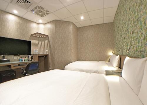 台北耘荷居 Yún Inn的酒店客房配有两张床和一张书桌