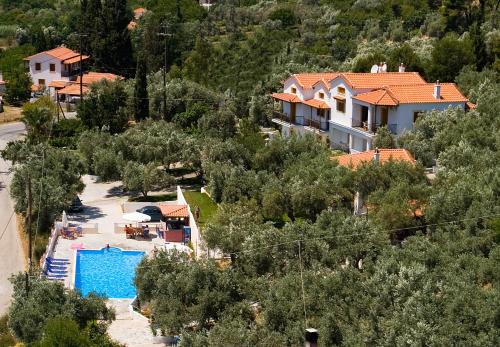 斯塔菲罗斯波塞冬公寓式酒店的一座带游泳池和房子的别墅
