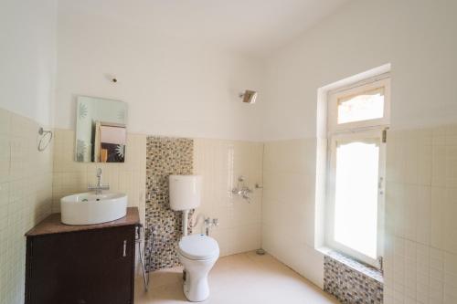 洪达尔Olgok Guest House Nubra的一间带卫生间、水槽和窗户的浴室