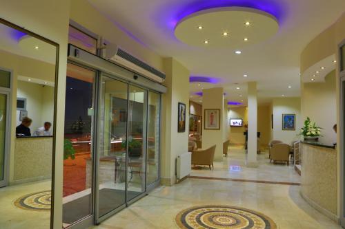 迪基利波拉酒店的医院的大厅,门廊有玻璃门