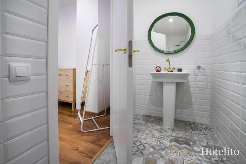 略夫雷加特河畔奥斯皮塔莱特诺坎普精品酒店的一间带水槽和镜子的浴室