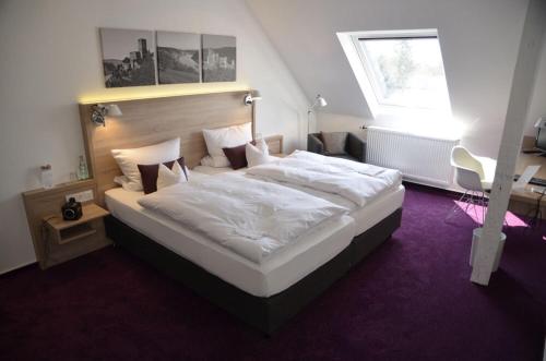 博帕德坦纳海姆酒店的卧室配有一张白色大床