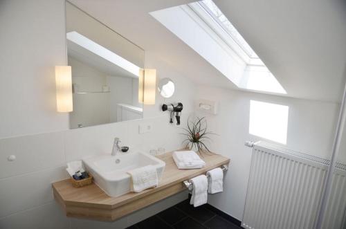 博帕德坦纳海姆酒店的一间带水槽和镜子的浴室