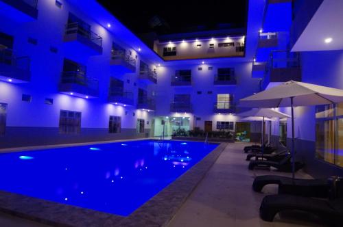 普卡尔帕Águila Dorada Selva Hotel的夜间设有游泳池的酒店