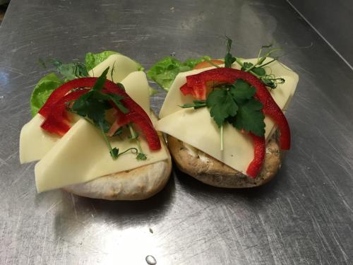勒维克诺德比汽车旅馆的两个三明治,盘上放有奶酪和蔬菜