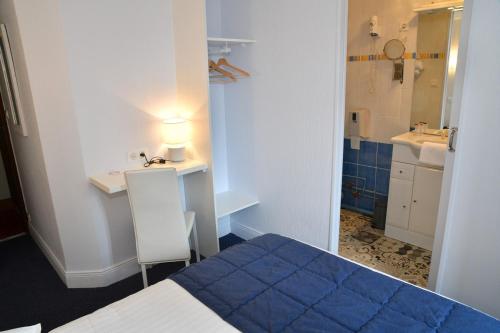 欧里亚克文艺复兴酒店的客房设有一张床和一间带水槽的浴室
