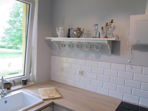 塞伊内Apartament Marycha Sejny的白色的厨房设有水槽和窗户