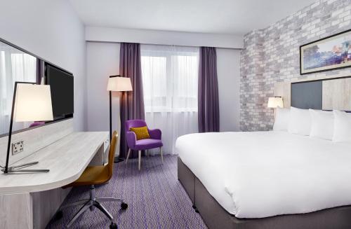 史云顿Leonardo Hotel Swindon的配有一张床和一张书桌的酒店客房