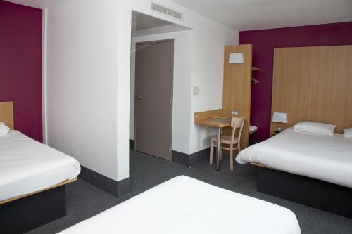 萨韦奈B&B HOTEL Nantes Savenay的酒店客房配有两张床和一张书桌
