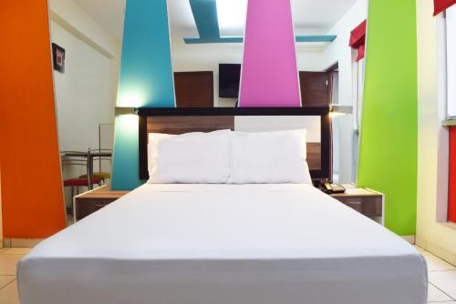 利马Hotel Colors Canada的色彩缤纷的墙壁内的一张床位