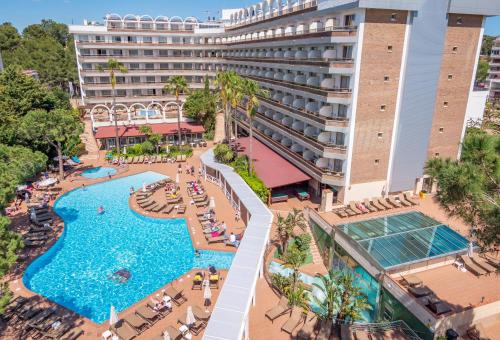 萨洛萨鲁港水疗黄金酒店的享有酒店空中美景,设有游泳池