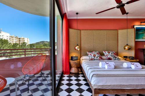 圣安东尼奥Cubanito Ibiza的一间卧室设有一张床和一个阳台