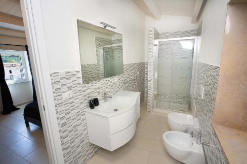 博萨The House On The River的白色的浴室设有水槽和卫生间。