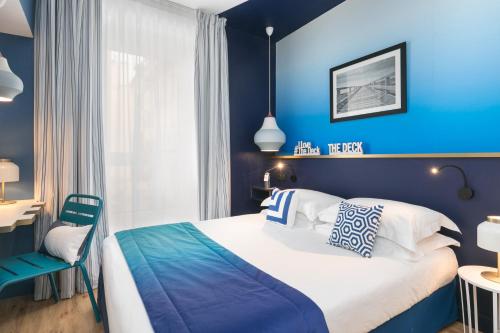 尼斯 快乐文化德克酒店的蓝色的卧室,配有床和蓝色的墙壁