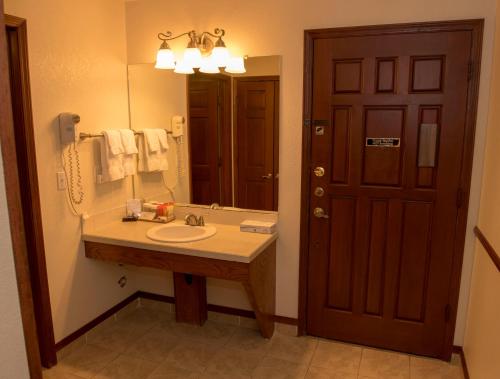 布鲁姆菲尔德Hilltop Inn Broomfield Denver的一间带水槽和镜子的浴室